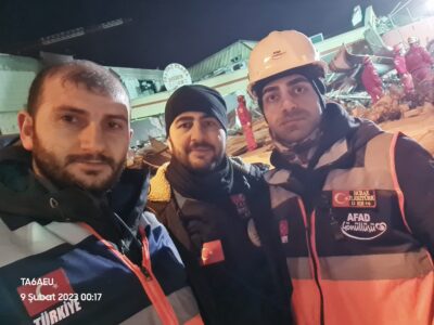 svg+xml,%3Csvg%20xmlns%3D%22http%3A%2F%2Fwww.w3 2023 Deprem Felâketindeki Çalışmalarımız (HATAY / İskenderun)