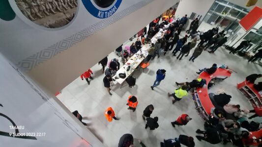 svg+xml,%3Csvg%20xmlns%3D%22http%3A%2F%2Fwww.w3 2023 Deprem Felâketindeki Çalışmalarımız (HATAY / İskenderun)