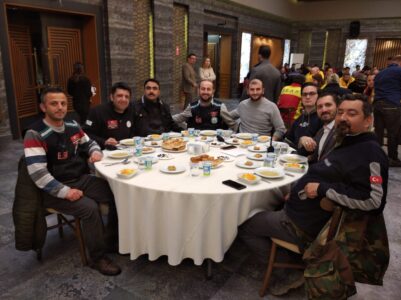 svg+xml,%3Csvg%20xmlns%3D%22http%3A%2F%2Fwww.w3 Kocaeli B.Bld. davetlisi olarak iftar programına katıldık.