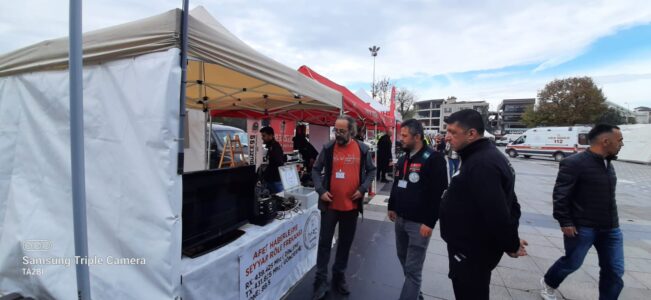 svg+xml,%3Csvg%20xmlns%3D%22http%3A%2F%2Fwww.w3 24. YILINDA 12 KASIM '99 DEPREMİ