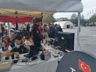 svg+xml,%3Csvg%20xmlns%3D%22http%3A%2F%2Fwww.w3 24. YILINDA 12 KASIM '99 DEPREMİ