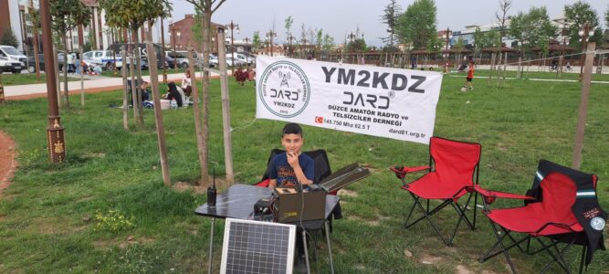 svg+xml,%3Csvg%20xmlns%3D%22http%3A%2F%2Fwww.w3 Minik Eller Telsizle Buluştu: Dard81'den Unutulmaz 23 Nisan Etkinliği!