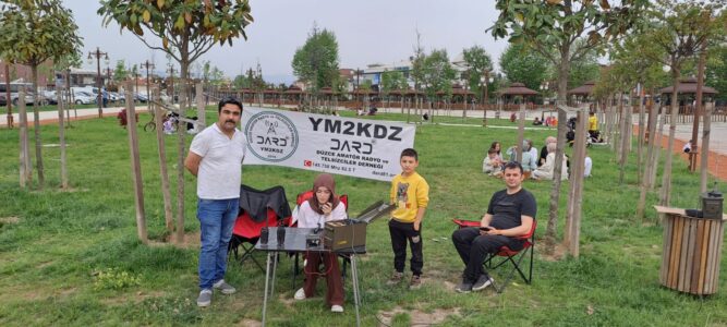 svg+xml,%3Csvg%20xmlns%3D%22http%3A%2F%2Fwww.w3 Minik Eller Telsizle Buluştu: Dard81'den Unutulmaz 23 Nisan Etkinliği!