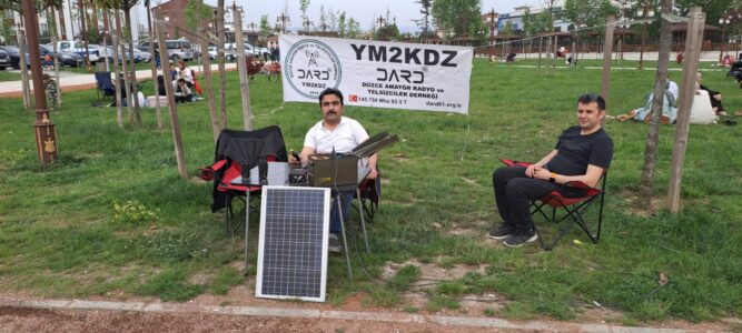 svg+xml,%3Csvg%20xmlns%3D%22http%3A%2F%2Fwww.w3 Minik Eller Telsizle Buluştu: Dard81'den Unutulmaz 23 Nisan Etkinliği!