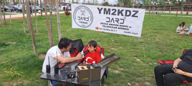 svg+xml,%3Csvg%20xmlns%3D%22http%3A%2F%2Fwww.w3 Minik Eller Telsizle Buluştu: Dard81'den Unutulmaz 23 Nisan Etkinliği!