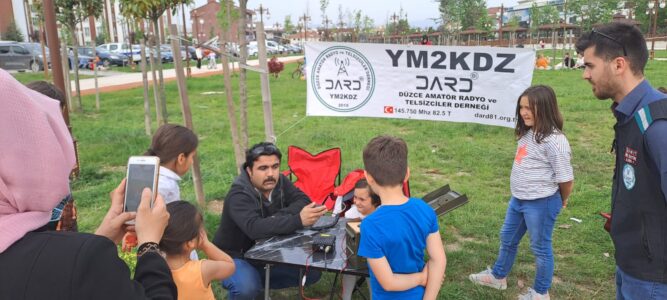 svg+xml,%3Csvg%20xmlns%3D%22http%3A%2F%2Fwww.w3 Minik Eller Telsizle Buluştu: Dard81'den Unutulmaz 23 Nisan Etkinliği!