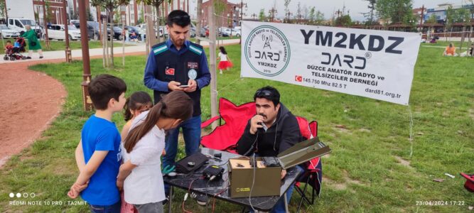 svg+xml,%3Csvg%20xmlns%3D%22http%3A%2F%2Fwww.w3 Minik Eller Telsizle Buluştu: Dard81'den Unutulmaz 23 Nisan Etkinliği!