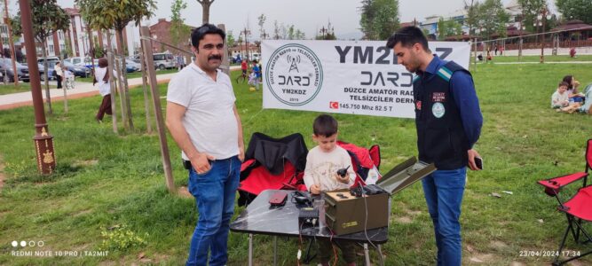 svg+xml,%3Csvg%20xmlns%3D%22http%3A%2F%2Fwww.w3 Minik Eller Telsizle Buluştu: Dard81'den Unutulmaz 23 Nisan Etkinliği!