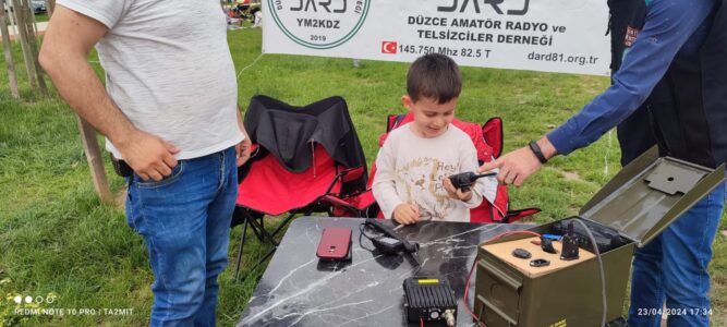 svg+xml,%3Csvg%20xmlns%3D%22http%3A%2F%2Fwww.w3 Minik Eller Telsizle Buluştu: Dard81'den Unutulmaz 23 Nisan Etkinliği!