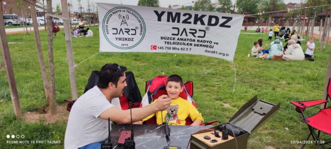 svg+xml,%3Csvg%20xmlns%3D%22http%3A%2F%2Fwww.w3 Minik Eller Telsizle Buluştu: Dard81'den Unutulmaz 23 Nisan Etkinliği!