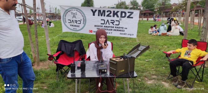 svg+xml,%3Csvg%20xmlns%3D%22http%3A%2F%2Fwww.w3 Minik Eller Telsizle Buluştu: Dard81'den Unutulmaz 23 Nisan Etkinliği!